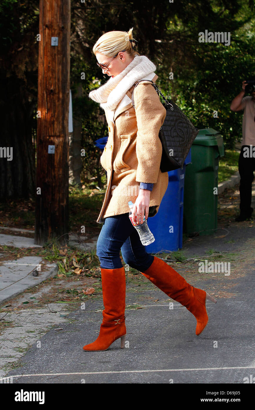 Katherine Heigl alles gebündelt in einem Wintermantel und übergroße Schal wie sie geht um zu einen Freund in Los Feliz Los Angeles zu besuchen, Stockfoto