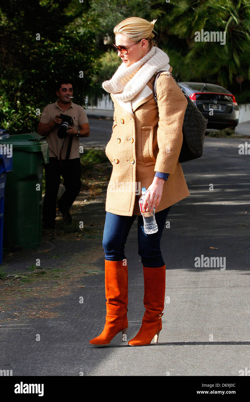 Katherine Heigl alles gebündelt in einem Wintermantel und übergroße Schal wie sie geht um zu einen Freund in Los Feliz Los Angeles zu besuchen, Stockfoto