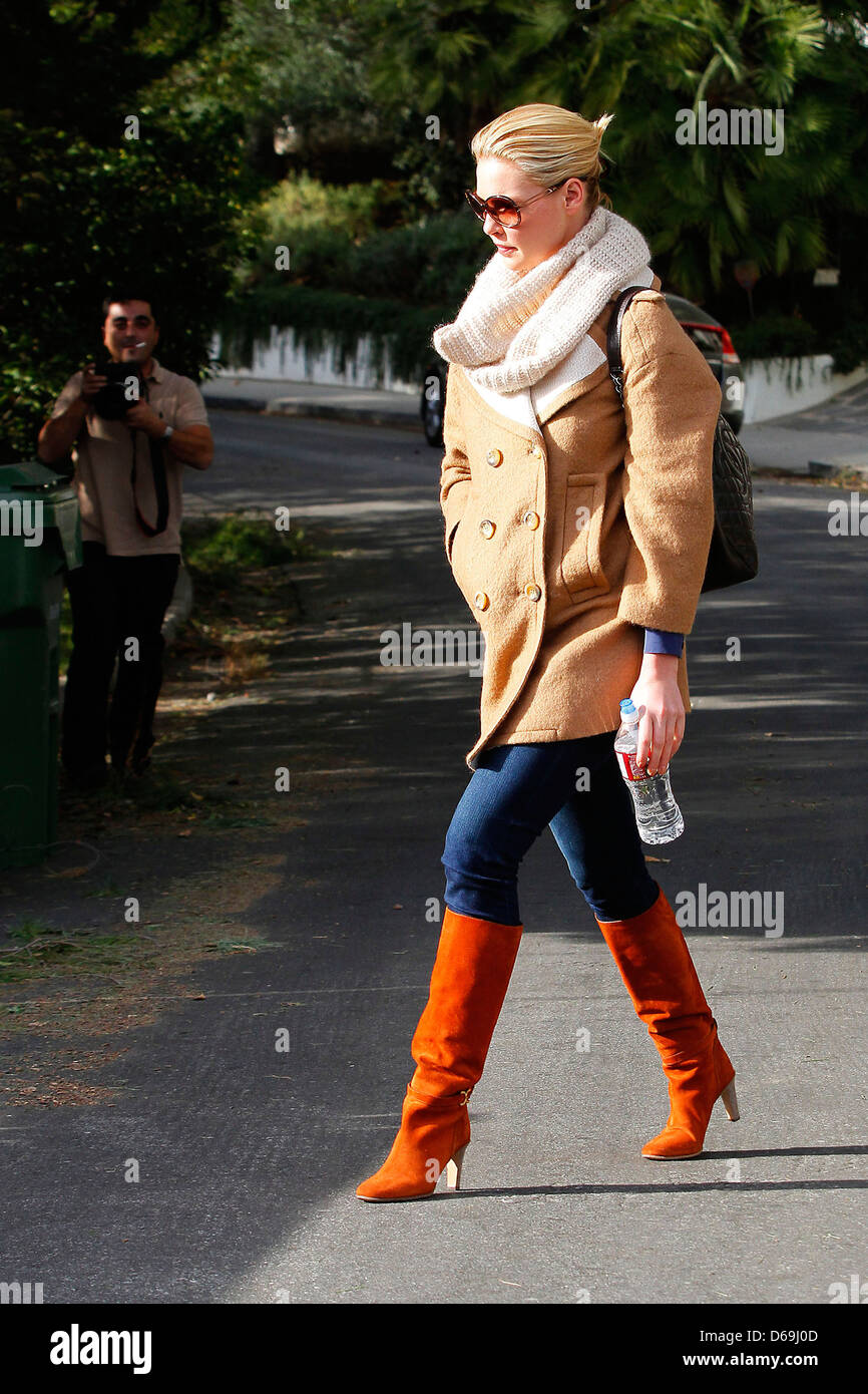 Katherine Heigl alles gebündelt in einem Wintermantel und übergroße Schal wie sie geht um zu einen Freund in Los Feliz Los Angeles zu besuchen, Stockfoto