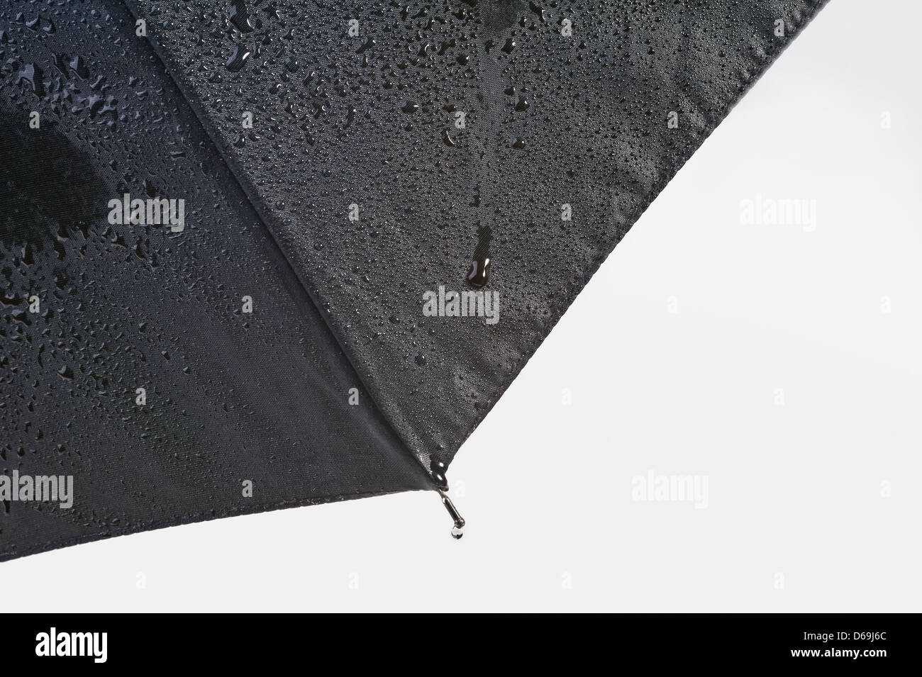 Abschnitt eines Regenschirms mit Regentropfen. Stockfoto