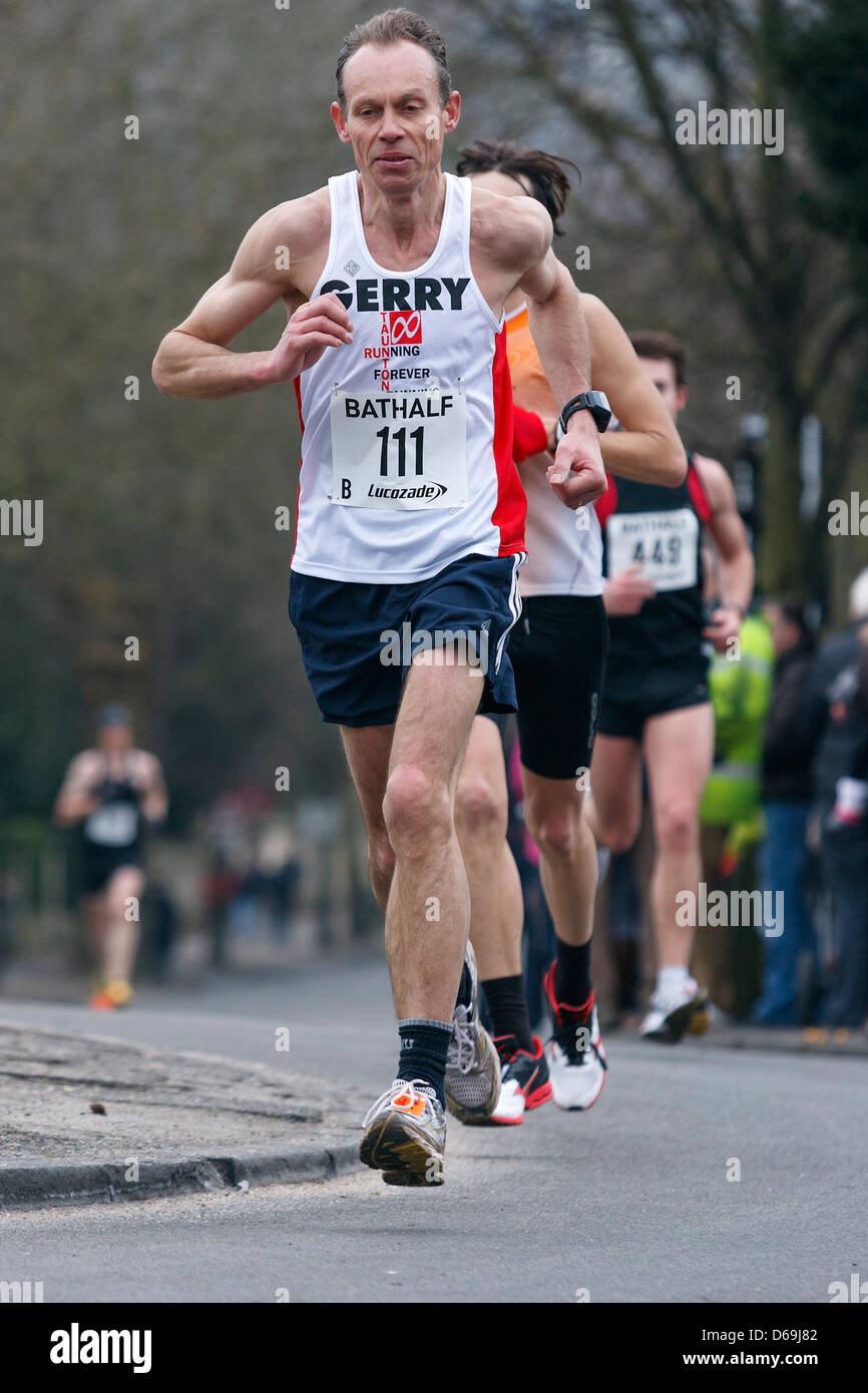 Mann fotografiert an teilnehmen und im Jahr 2013 Bad Halbmarathon laufen. Bath, Somerset, UK Stockfoto