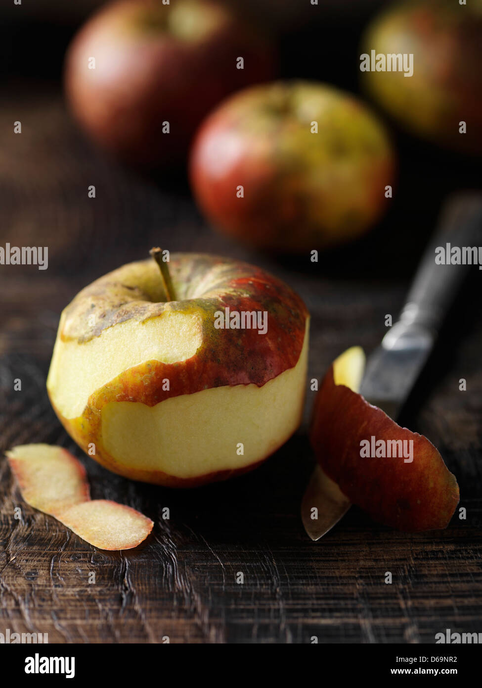 Apple und Peel mit Messer an Bord Stockfoto