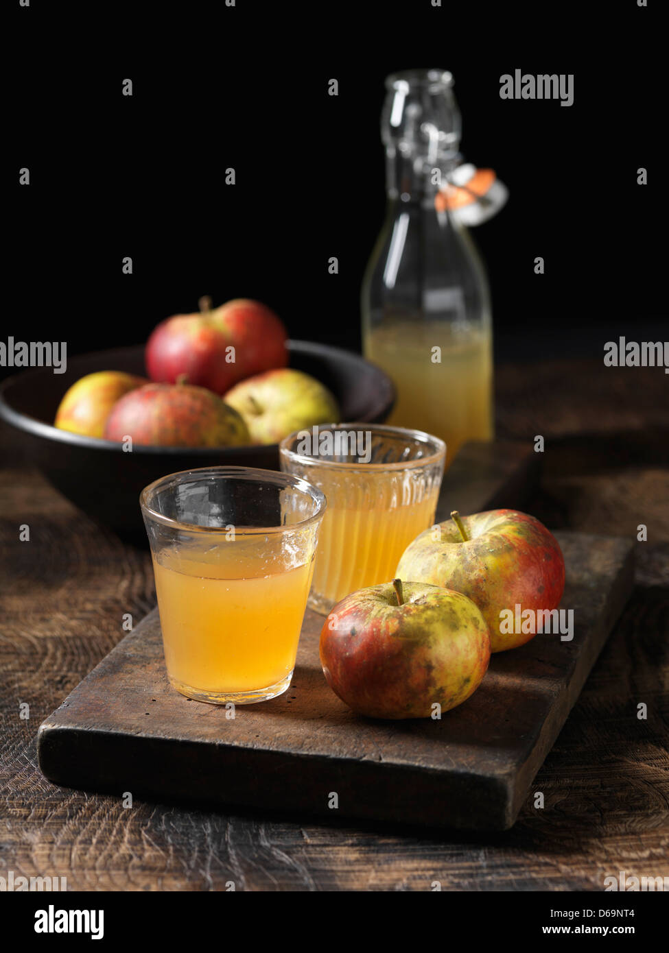 Äpfel und Gläser Saft an Bord Stockfoto