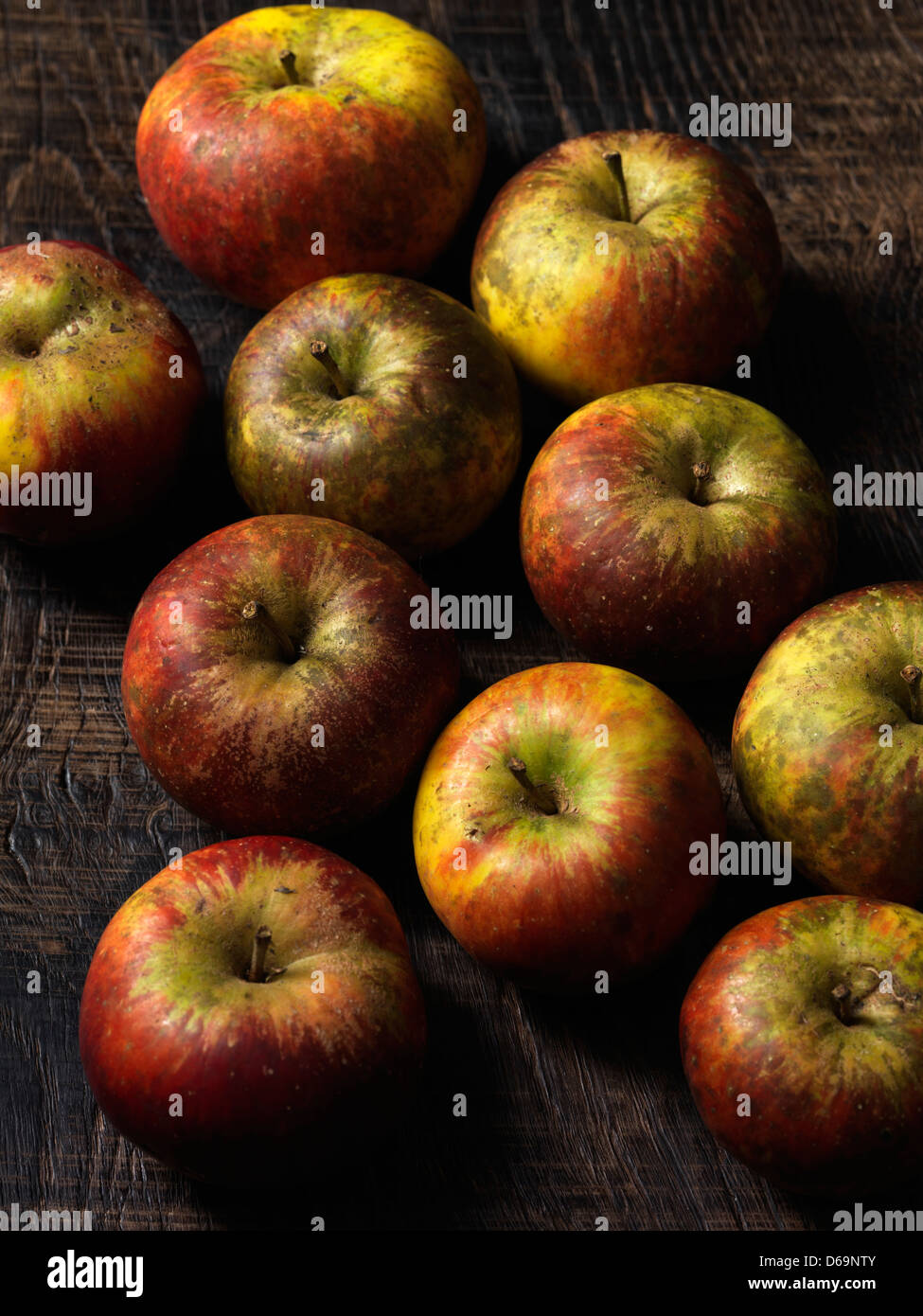 Äpfel auf Holzbrett Stockfoto