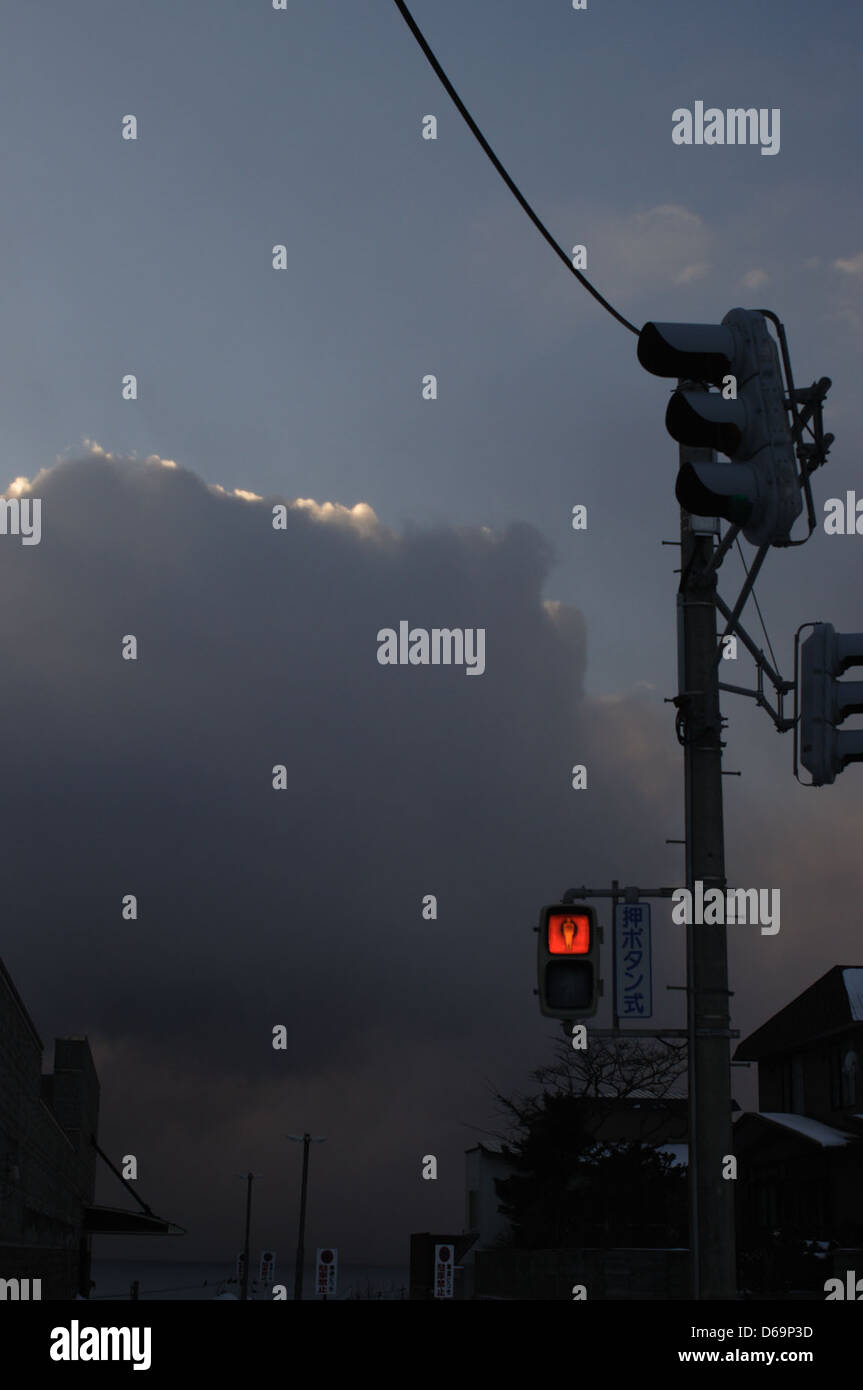 Eine ruhige Szene in der Abenddämmerung in Esashichou, Japan, die bei Sonnenuntergang aufgenommen wird und die Ruhe und Schönheit der ländlichen japanischen Umgebung widerspiegelt. Stockfoto