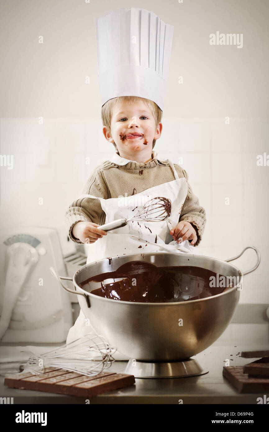 Junge mischen Schokolade in Küche Stockfoto
