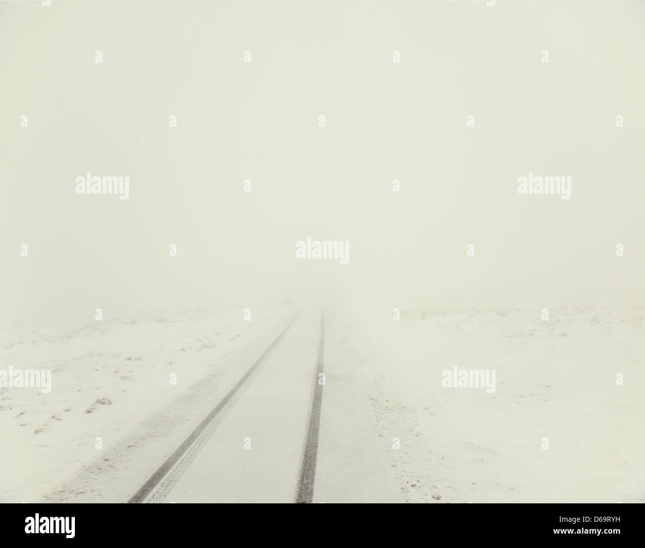 Tracks auf Landstraße durch Schnee verdeckt Stockfoto