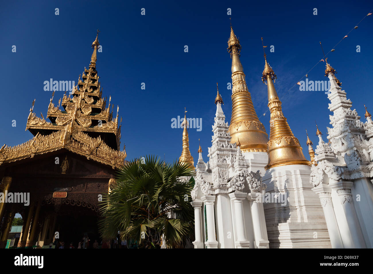Die Türme, Stupas und Pagoden des Shwedagon-Tempel-Komplex in Yangon, Myanmar 2 Stockfoto