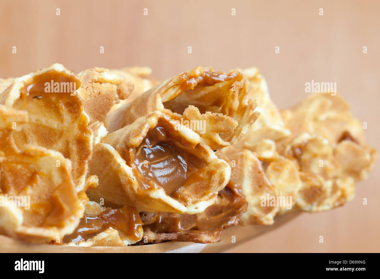 Makroaufnahme einer hausgemachten Wafer Kegel mit Sahne süß gekochte Kondensmilch. Traditionelle russische dessert Stockfoto