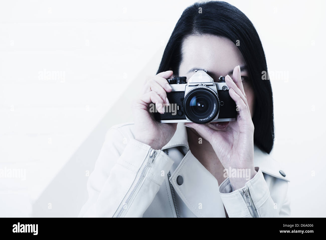Frau fotografieren mit Kamera Stockfoto