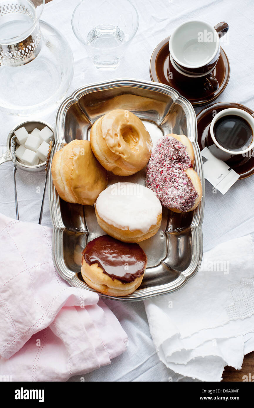 Tablett mit Donuts mit Kaffee und Zucker Stockfoto