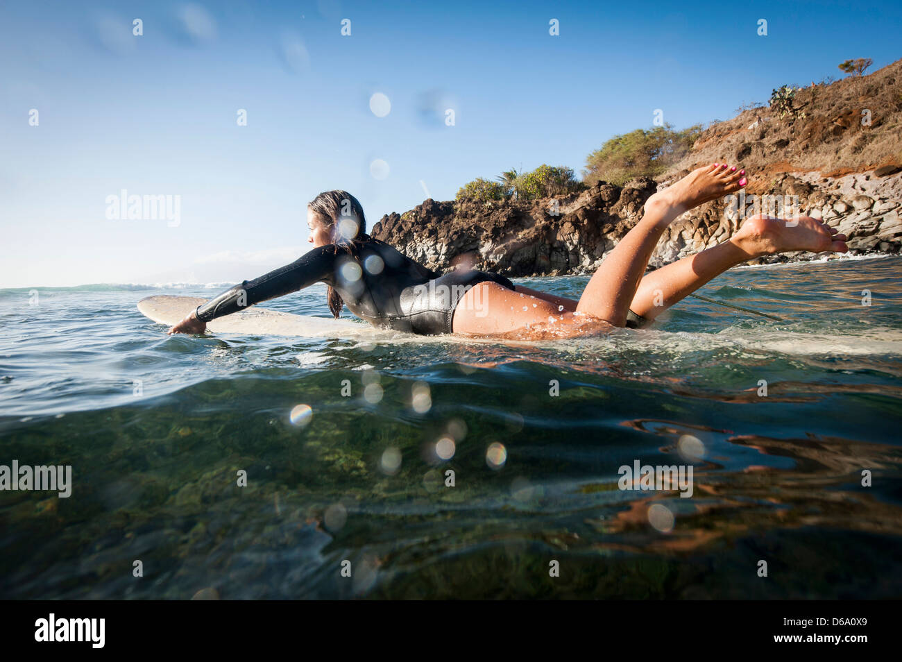 Surfer paddeln im Ozean Stockfoto