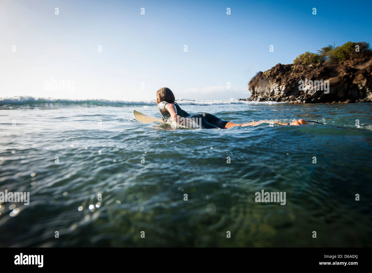 Surfer paddeln im Ozean Stockfoto
