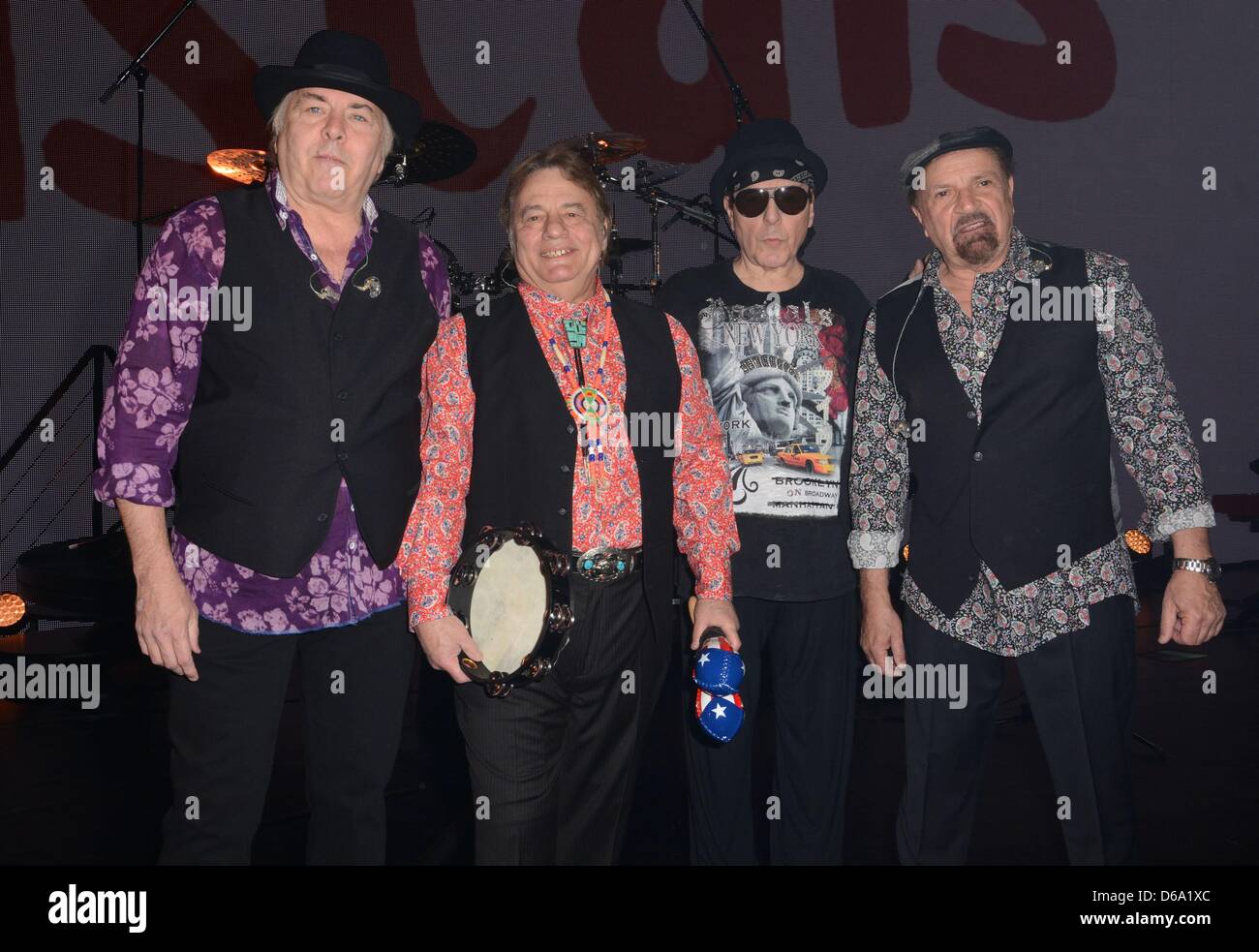 New York, USA. 15. April 2013. Die Rasselbande, Gene Cornish, Eddie Brigati, Dino Danelli, Felix Cavaliere bei der Pressekonferenz für THE RASCALS: einmal auf A DREAM Sound Check, Richard Rodgers Theatre, New York, NY 15. April 2013. Foto von: Derek Sturm/Everett Collection/Alamy Live-Nachrichten Stockfoto