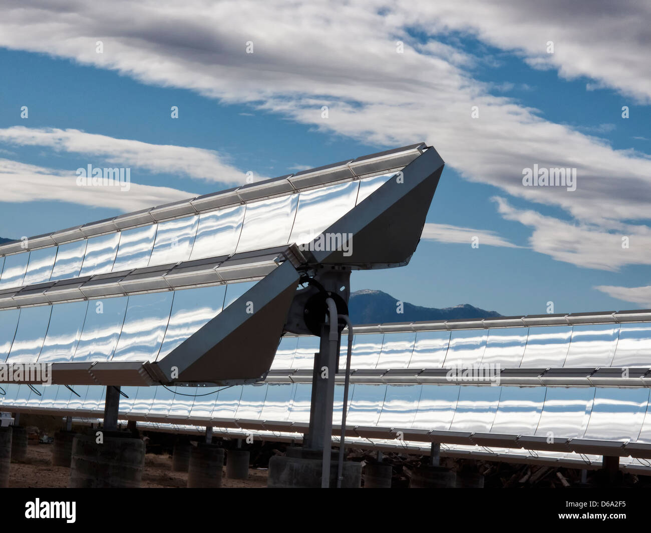 Solarstrom-Anlagen unter blauem Himmel Stockfoto