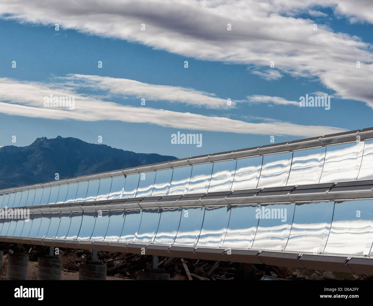 Solarstrom-Anlagen unter blauem Himmel Stockfoto