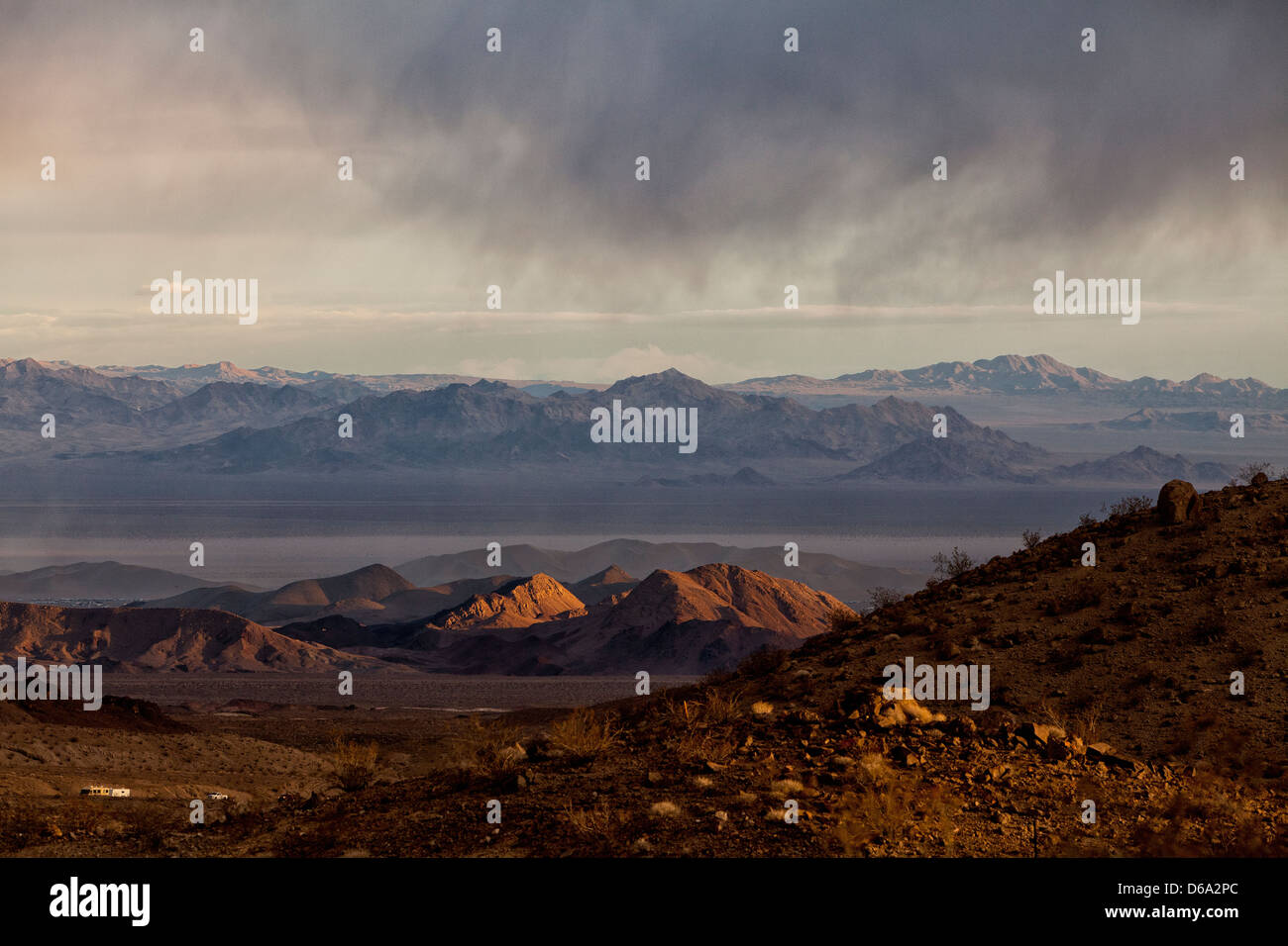 Berge in trockenen Wüstenlandschaft Stockfoto