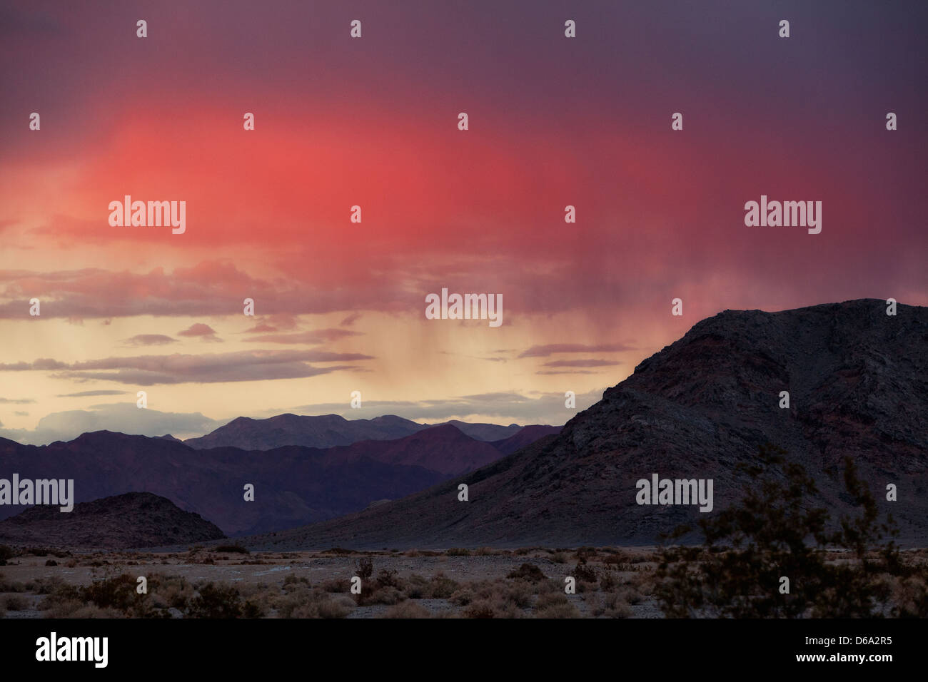 Berge in trockenen Wüstenlandschaft Stockfoto