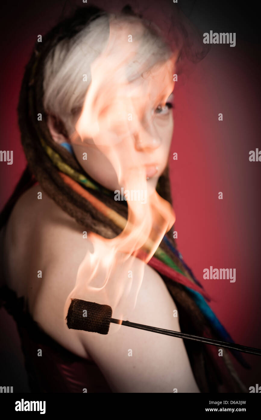 Feuer Tänzer durchführen Stockfoto