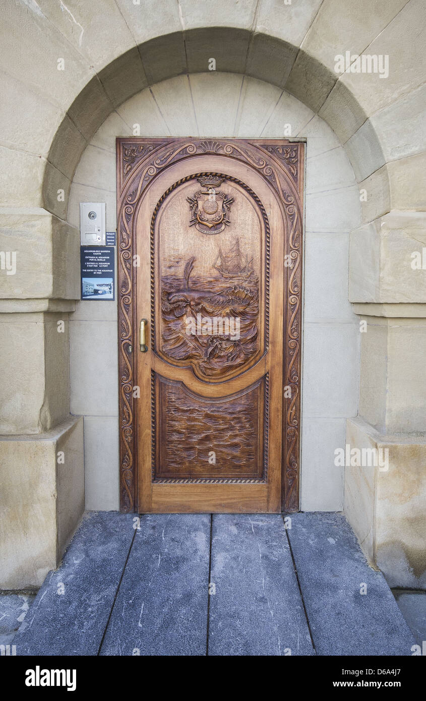 Geschnitzte Holztür mit baskischen Walfang in der Ozeanographie Gesellschaft Guipuzcoa, San Sebastián, Spanien Stockfoto