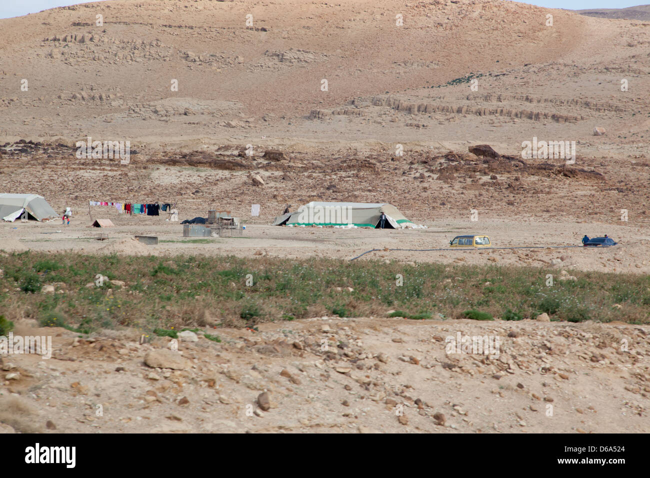 Beduinen-Zelt in der trockenen Wüste von Jordanien, ein trockener, unwirtlichen Ort zum Leben. Stockfoto
