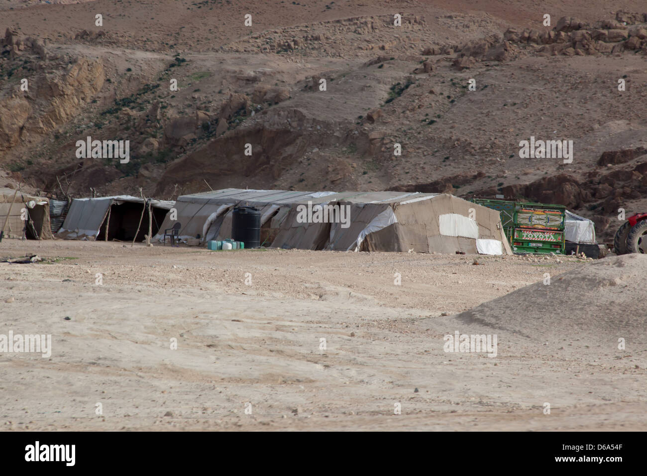 Beduinen-Zelt in der trockenen Wüste von Jordanien, ein trockener, unwirtlichen Ort zum Leben. Stockfoto