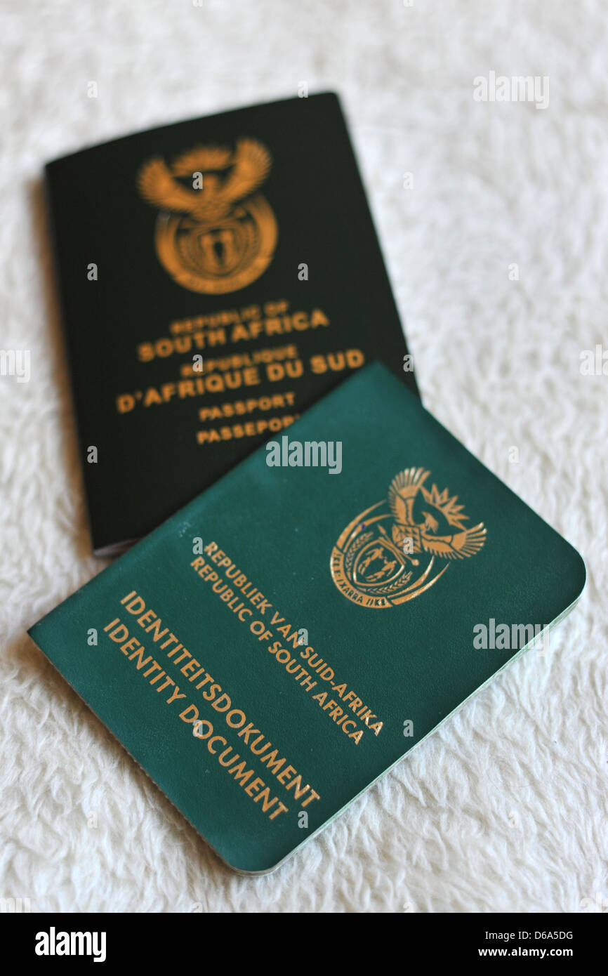 Einen neuen südafrikanischen Pass neben einem südafrikanischen Identität Dokument. Stockfoto