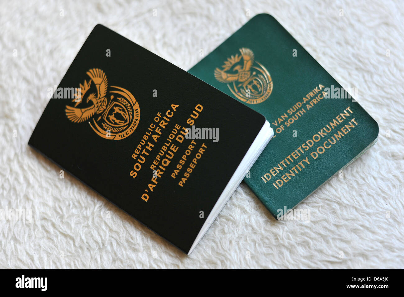 Einen neuen südafrikanischen Pass neben einem südafrikanischen Identität Dokument. Stockfoto