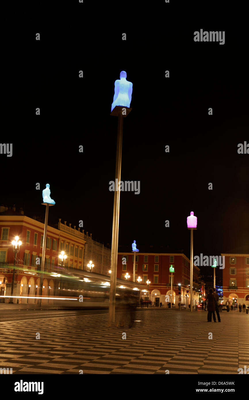 Nizza bei Nacht, beleuchtete Statuen auf Säulen, pl. Massena Stockfoto