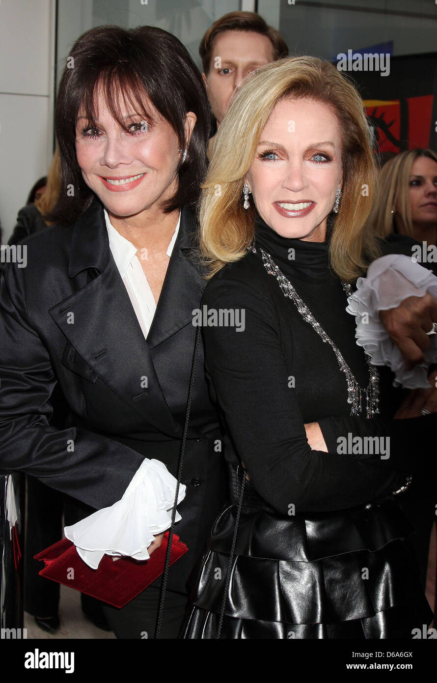 Michelle Lee und Donna Mills Warner Brothers präsentiert "Fernsehen: out of the Box" bei The Paley Center Media Beverly Hills, Stockfoto