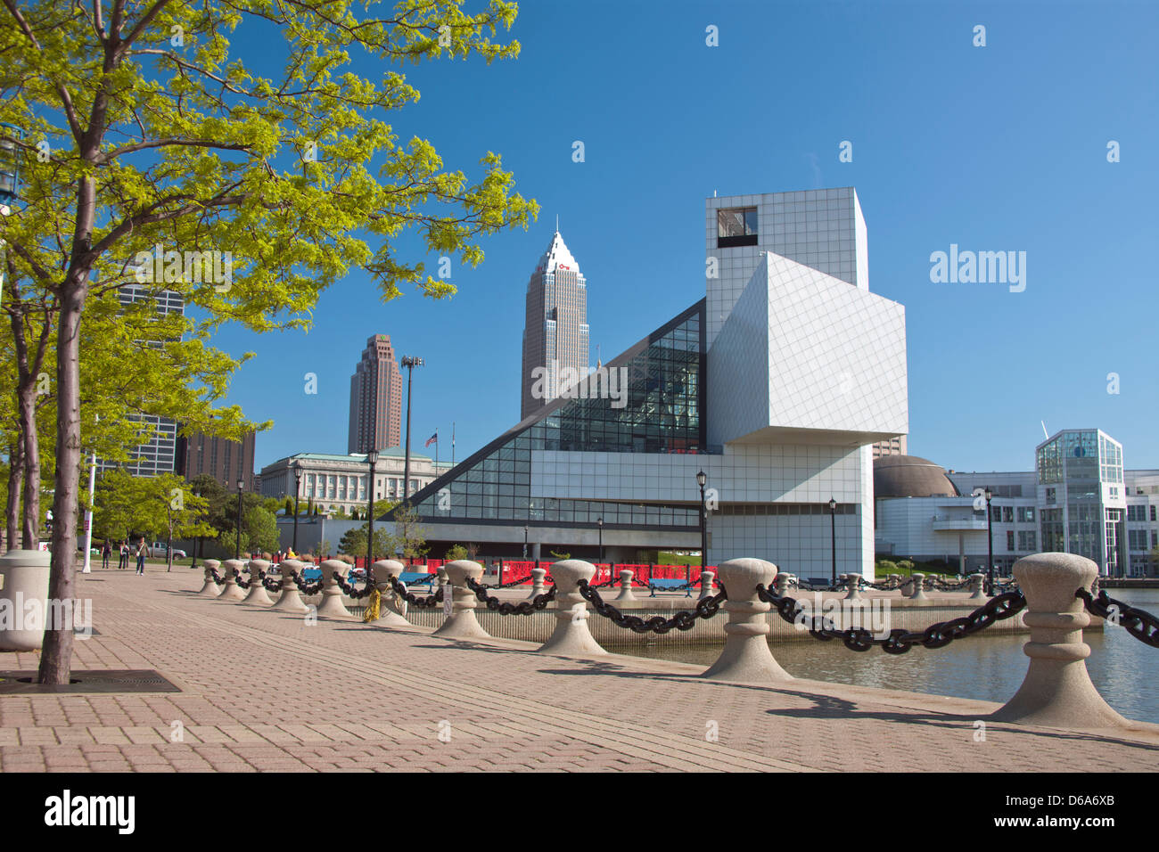 ROCK AND ROLL HALL OF FAME (© I M PEI 1995) GREAT LAKES SCIENCE CENTER DOWNTOWN CLEVELAND SKYLINE OHIO USA Stockfoto