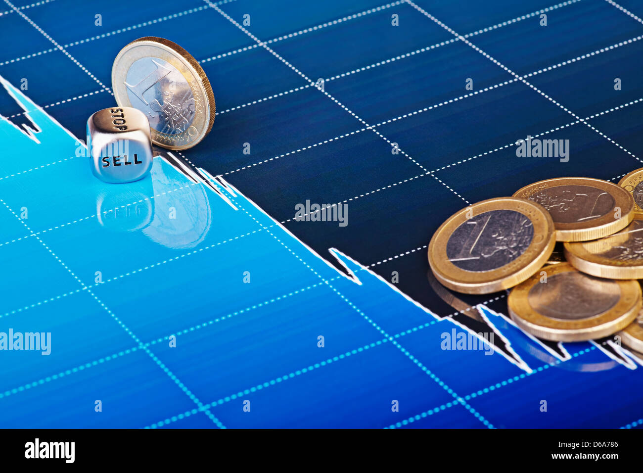 Würfel Cube mit dem Wort zu verkaufen, 1 Euro Münze gleitet nach unten auf Abwärtstrend Diagramm. Selektiven Fokus Stockfoto