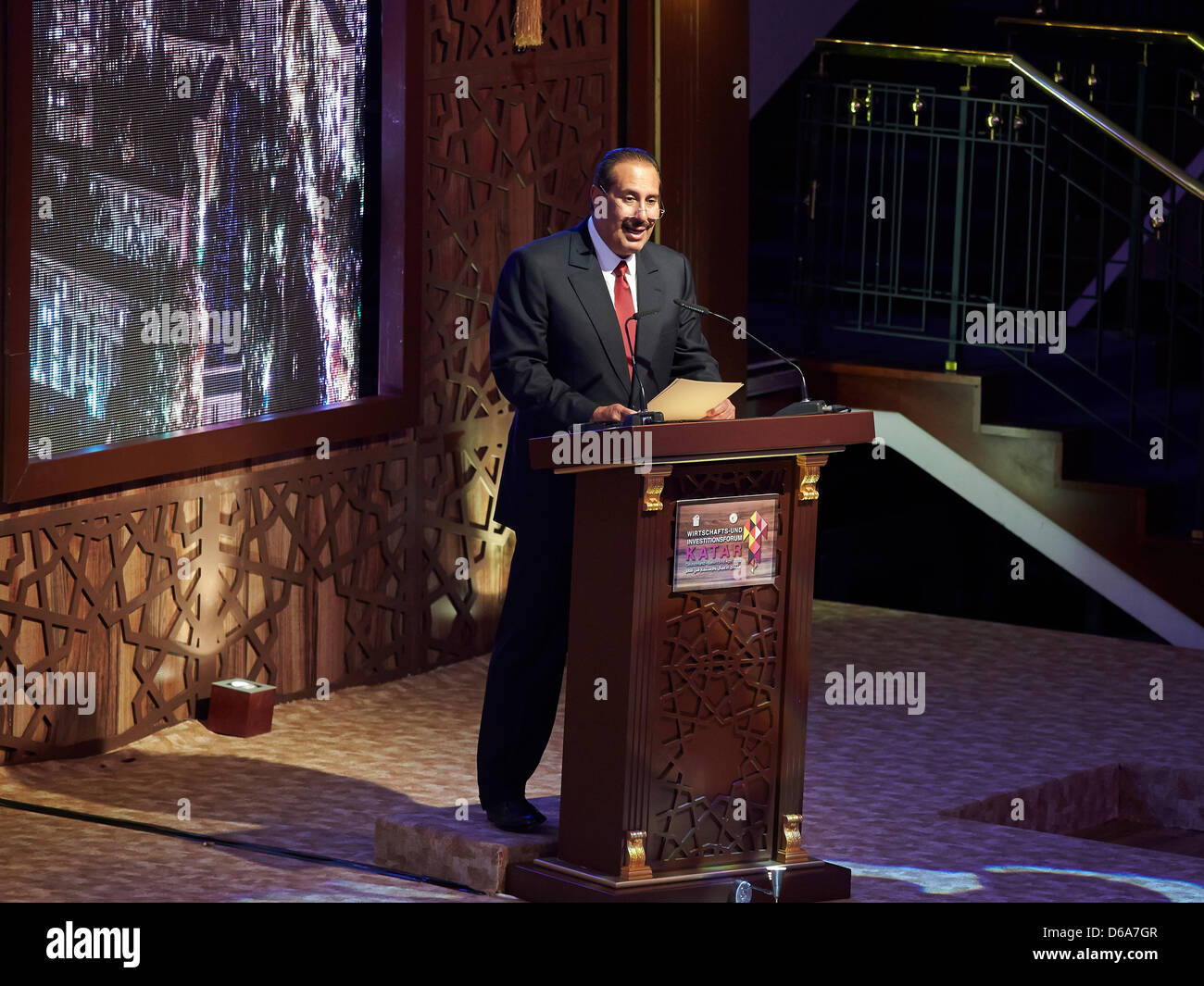 Deutschland, Berlin. 15. April 2013. Gemeinsame Teilnahme an den Premierminister Scheich Hamad bin Jassim bin Jabor Al Thani des Staates Katar, Bundeskanzlerin Angela Merkel und Klaus Wowereit (SPD), Regierender Bürgermeister von Berlin, bei der Eröffnung der "& Unternehmensinvestitionen in Katar-Forum" im Maritim Hotel Berlin in Berlin. Auf Bild: Premierminister Al Thani von Katar hält eine Eröffnungsrede auf dem Forum in Berlin. Stockfoto