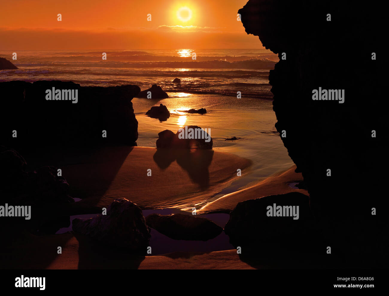 Portugal, Algarve: Sonnenuntergang über den Felsen am Strand Praia Do Tonel in Sagres Stockfoto