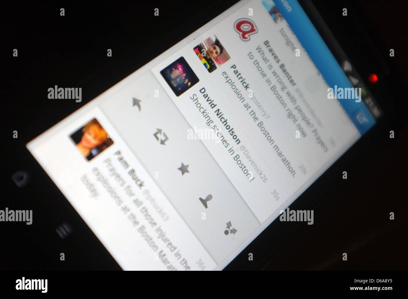 Ein Handy-Bildschirm zeigt die Tweets, die nach den Explosionen, die den Boston-Marathon am 15. April 2013 getroffen. Stockfoto