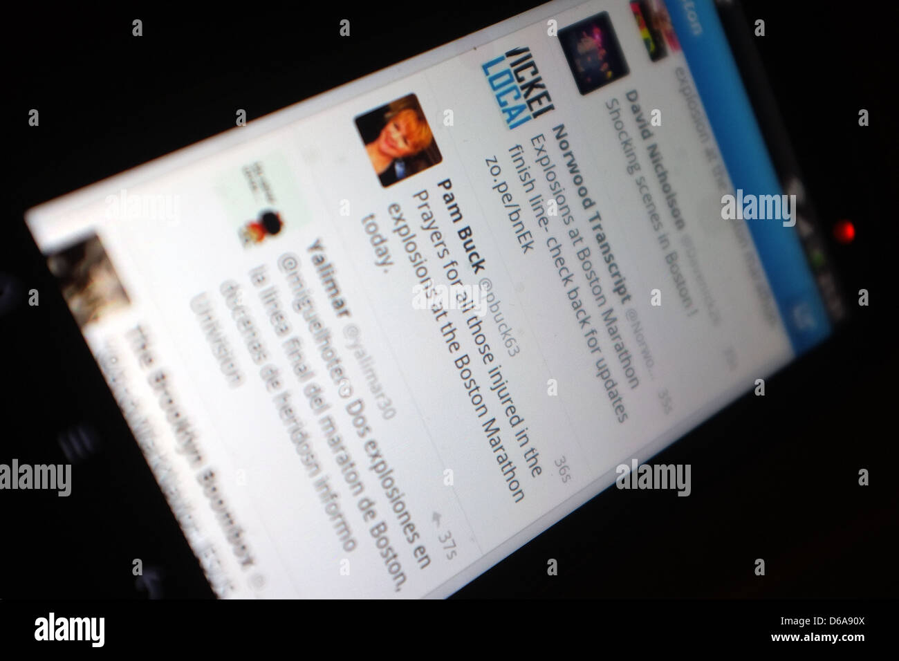 Ein Handy-Bildschirm zeigt die Tweets, die nach den Explosionen, die den Boston-Marathon am 15. April 2013 getroffen. Stockfoto