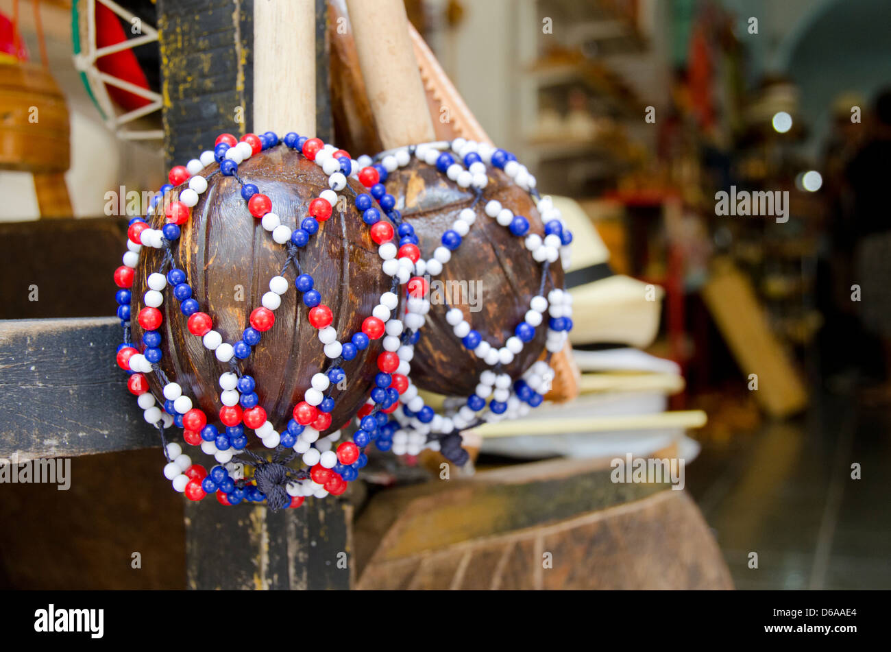 Brasilien, Fortaleza. Emcetur touristisches Zentrum, Handwerkermarkt, untergebracht in einem ehemaligen Gefängnis. Perlen Kokosnuss Hand Rasseln. Stockfoto