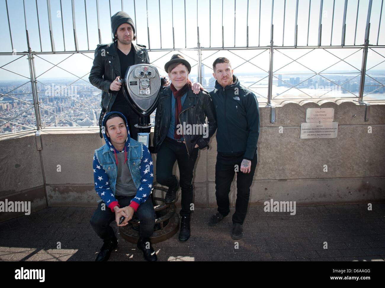 Manhattan, New York, USA. 15. April 2013.  Grammy-nominierten Gesetz herausfallen Boy, PATRICK STUMP, PETE WENTZ, JOE TROHMAN und ANDY HURLEY, Besuch vom Empire State Building Form Unterbrechung mit '' speichern Rock und ausrollen '', Dienstag, 16 April, Montag, 15. April 2013 zurück. (Bild Kredit: Kredit: Bryan Smith/ZUMAPRESS.com/Alamy Live-Nachrichten) Stockfoto