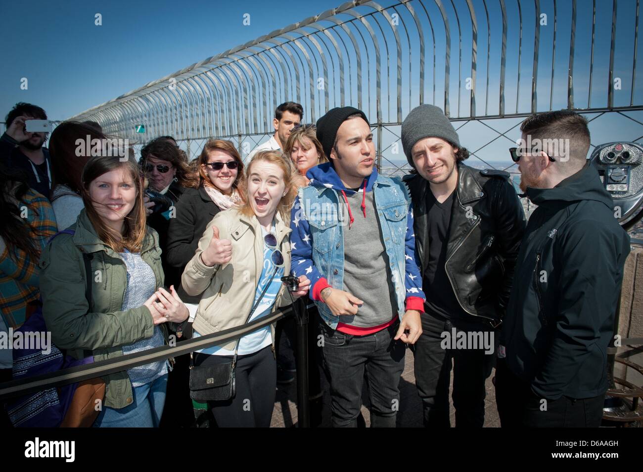 Manhattan, New York, USA. 15. April 2013.  Grammy-nominierten Gesetz herausfallen Boy, PATRICK STUMP, PETE WENTZ, JOE TROHMAN und ANDY HURLEY, Besuch vom Empire State Building Form Unterbrechung mit '' speichern Rock und ausrollen '', Dienstag, 16 April, Montag, 15. April 2013 zurück. (Bild Kredit: Kredit: Bryan Smith/ZUMAPRESS.com/Alamy Live-Nachrichten) Stockfoto