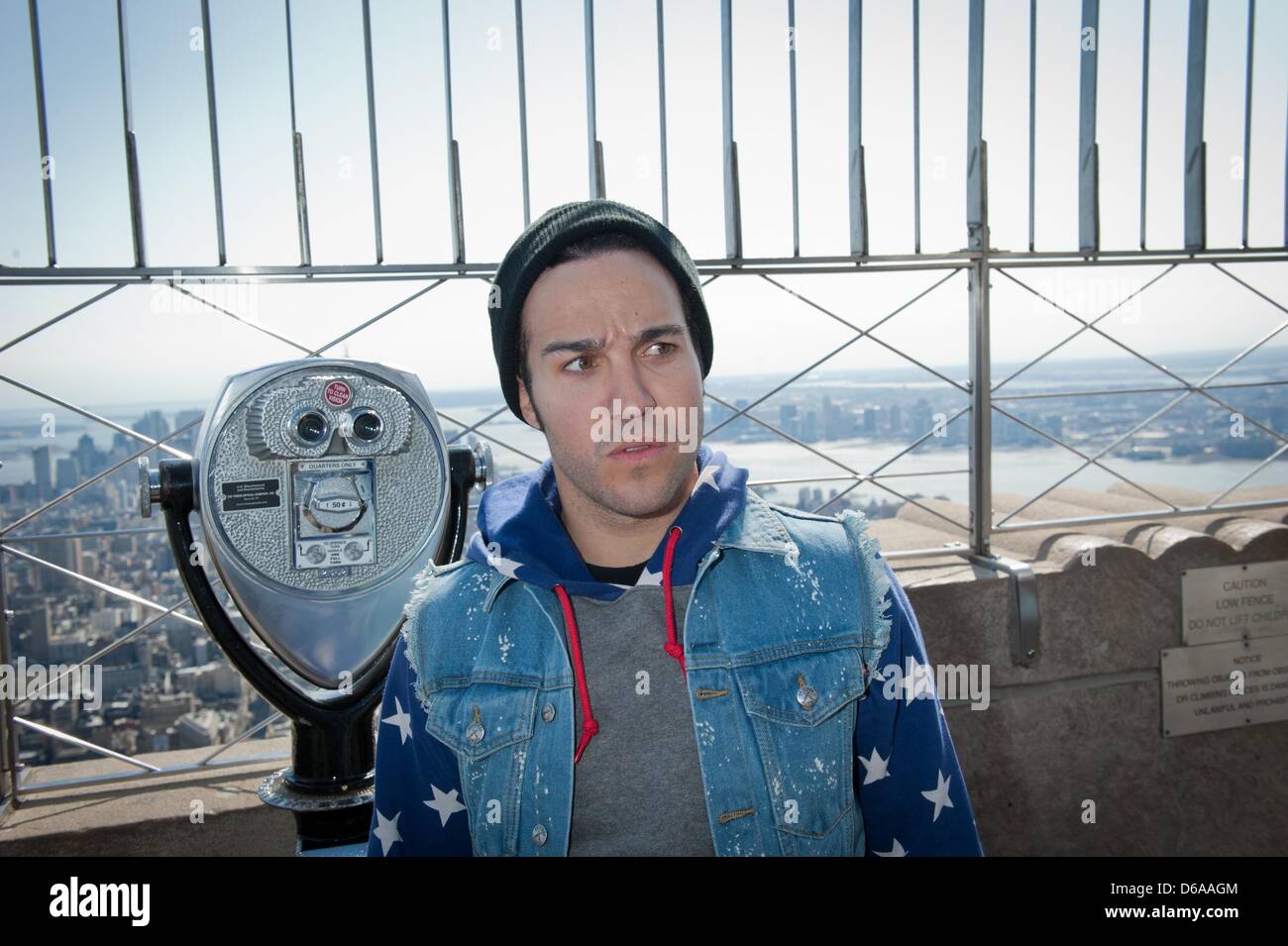 Manhattan, New York, USA. 15. April 2013.  Grammy-nominierten Akt Fall Out Boy PETE WENTZ, unter anderem besuchen Sie das Empire State Building Form Unterbrechung mit '' speichern Rock und ausrollen '', Dienstag, 16 April, Montag, 15. April 2013 zurück. (Bild Kredit: Kredit: Bryan Smith/ZUMAPRESS.com/Alamy Live-Nachrichten) Stockfoto