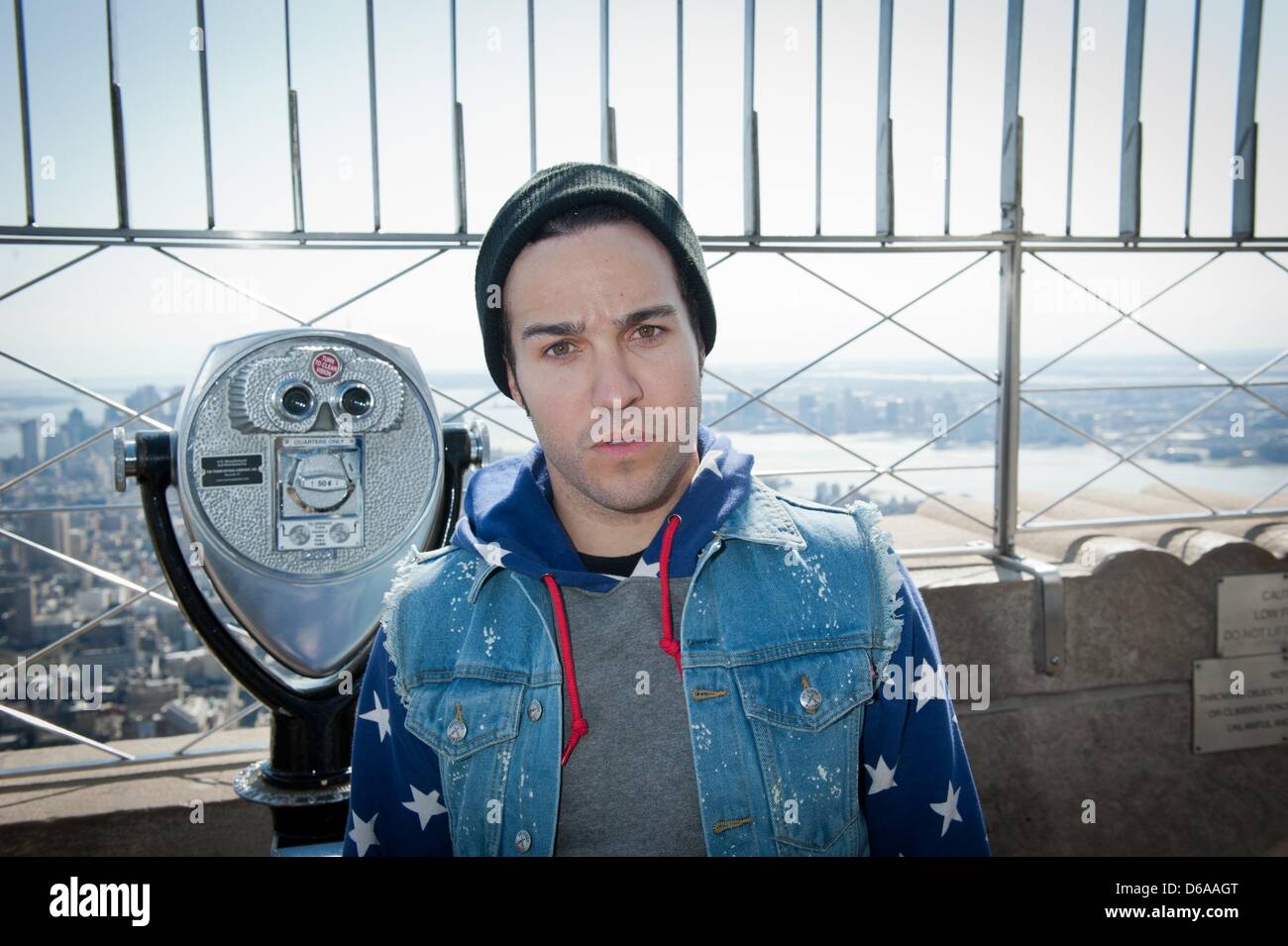 Manhattan, New York, USA. 15. April 2013.  Grammy-nominierten Akt Fall Out Boy PETE WENTZ, unter anderem besuchen Sie das Empire State Building Form Unterbrechung mit '' speichern Rock und ausrollen '', Dienstag, 16 April, Montag, 15. April 2013 zurück. (Bild Kredit: Kredit: Bryan Smith/ZUMAPRESS.com/Alamy Live-Nachrichten) Stockfoto