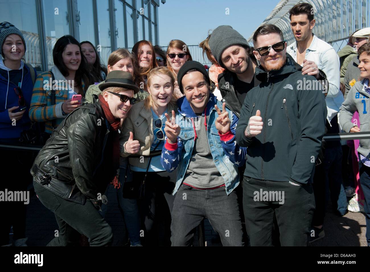 Manhattan, New York, USA. 15. April 2013.  Grammy-nominierten Gesetz herausfallen Boy, PATRICK STUMP, PETE WENTZ, JOE TROHMAN und ANDY HURLEY, Besuch vom Empire State Building Form Unterbrechung mit '' speichern Rock und ausrollen '', Dienstag, 16 April, Montag, 15. April 2013 zurück. (Bild Kredit: Kredit: Bryan Smith/ZUMAPRESS.com/Alamy Live-Nachrichten) Stockfoto