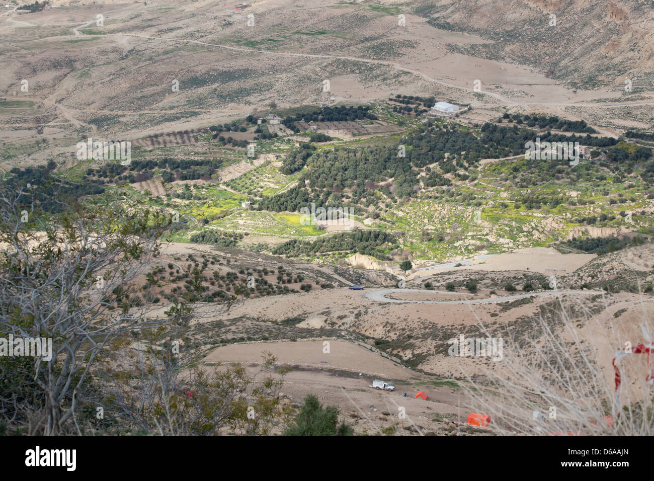 Wüste Land mit einer grünen Oase, aus dem Nahen Osten von Jordanien und von Mt. Nebo Stockfoto