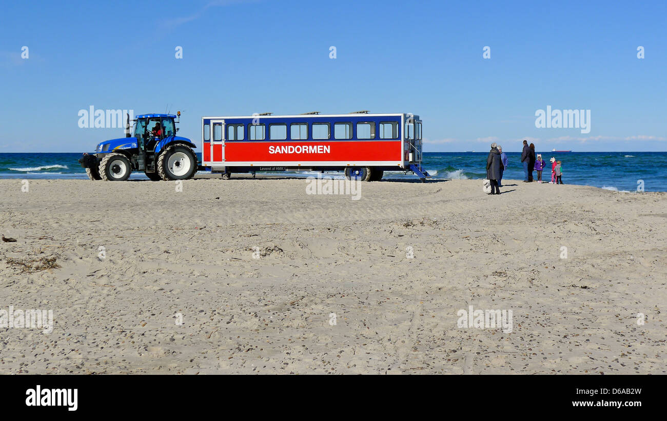 Die Sandormen Traktor geschleppt Minivan in Grenen in Nordjütland Skagen Dänemark geparkt Stockfoto