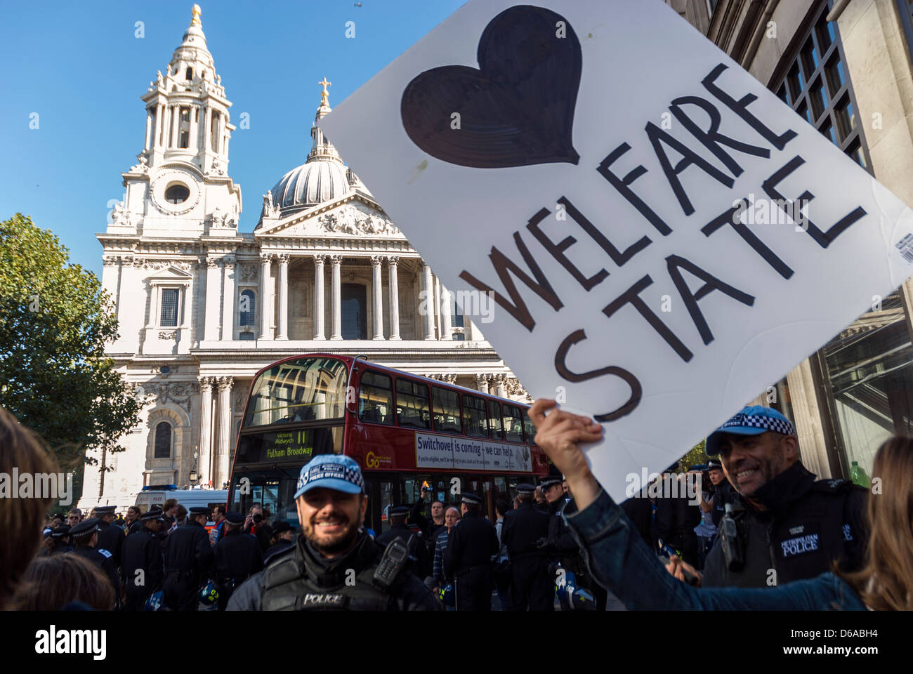 Ein Protest gegen das globale Finanzsystem außerhalb St. Pauls Cathedral, London. Stockfoto