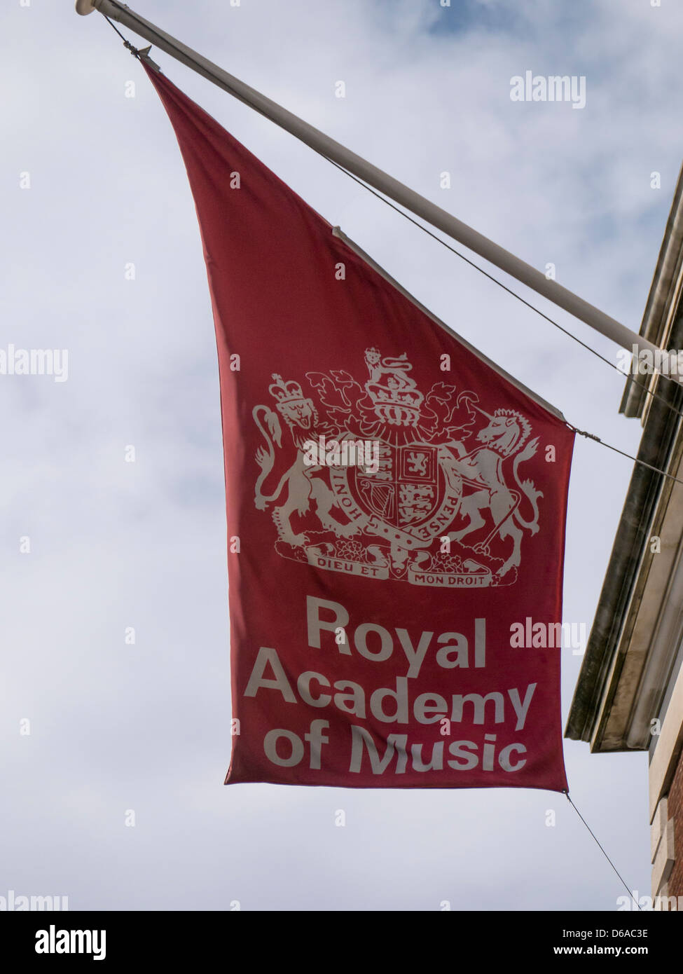 LONDON, Großbritannien - 14. APRIL 2013: Banner Flag-Schild vor der Royal Academy of Music Stockfoto