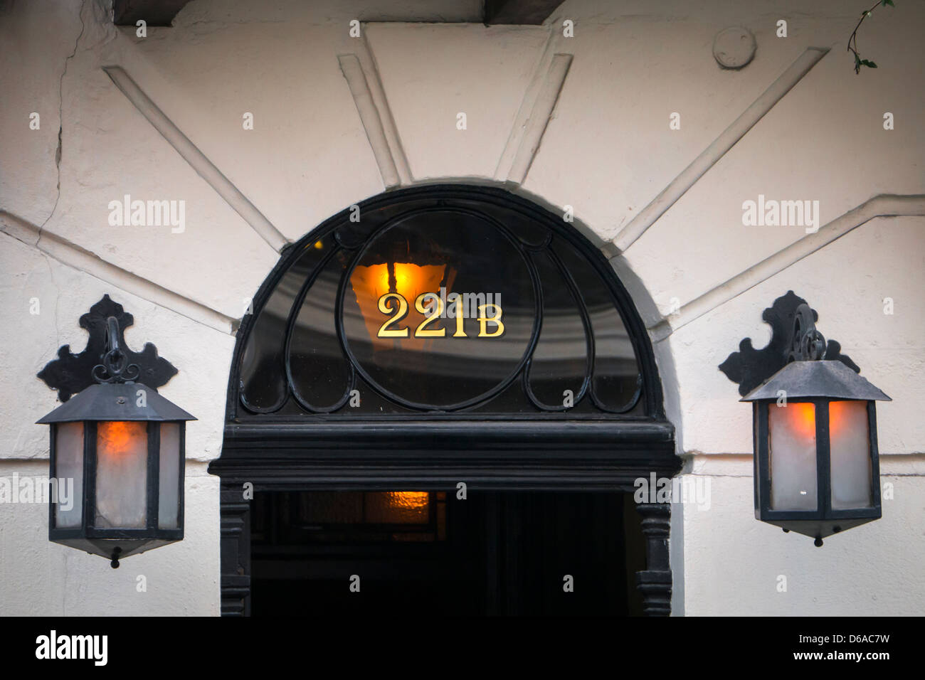 LONDON, Großbritannien - 14. APRIL 2013: Hausnummer im Sherlock Holmes Museum in der Baker Street Stockfoto