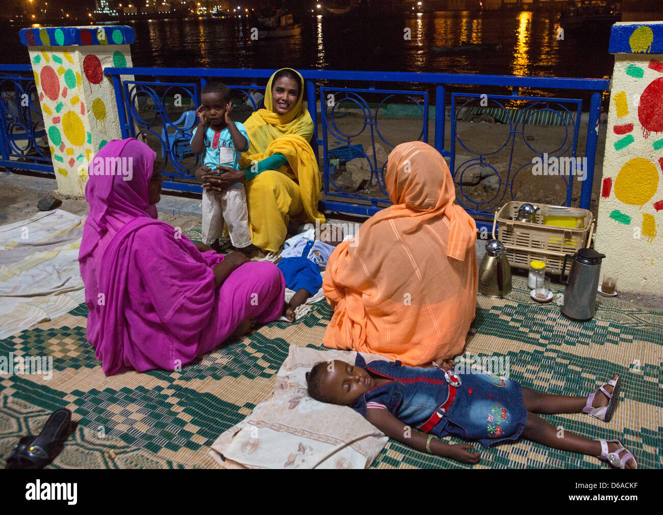 Frauen und Kinder auf der Corniche, Port Sudan, Sudan Stockfoto