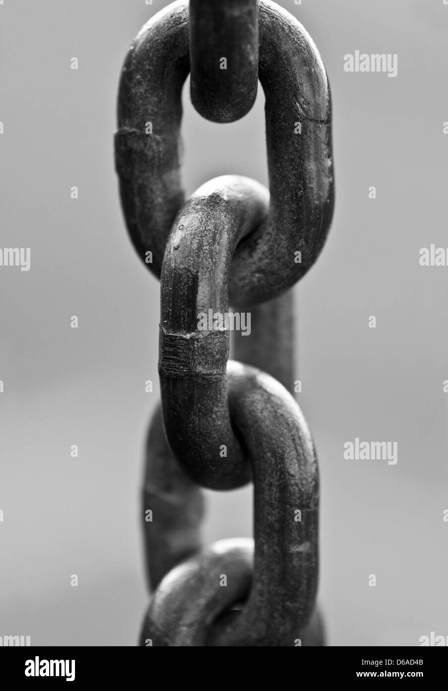 Kette unter Spannung auf einem grauen Hintergrund schwarz / weiß Stockfoto