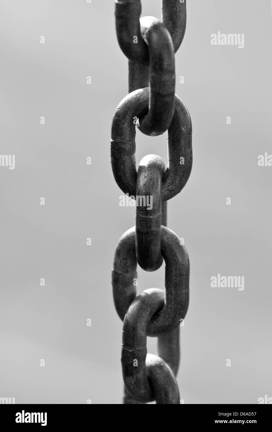 Kette unter Spannung auf einem grauen Hintergrund schwarz / weiß Stockfoto